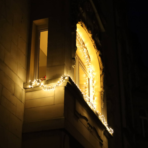 Beleuchtetes Fenster.