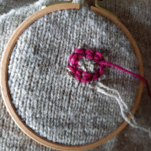 Ein purpurnes Oval sticken.