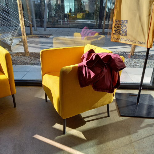 Gelber Stuhl im Sonnenlicht.